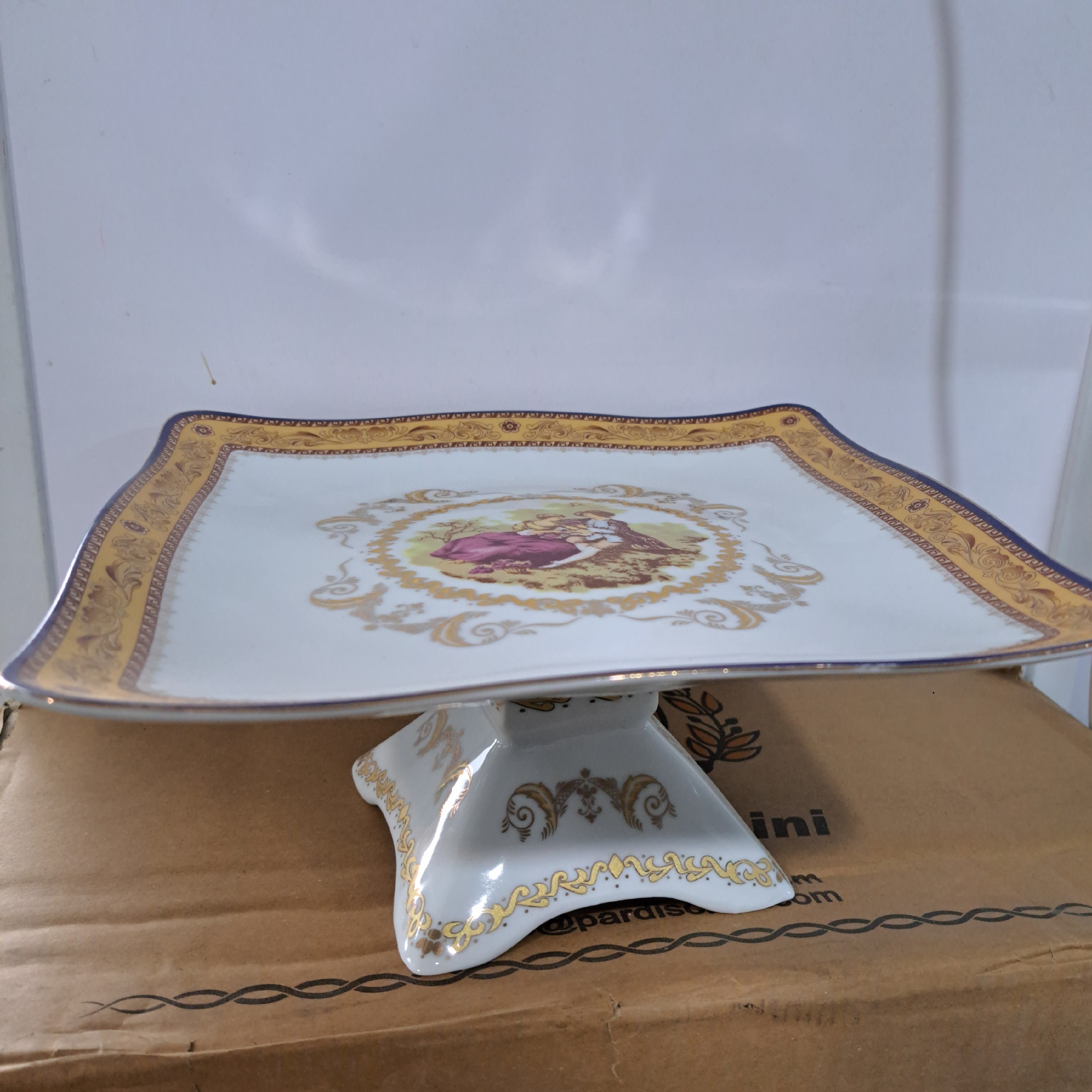 شیرینی خوری پایه دار چینی لمونژ طلایی مدل مربعی