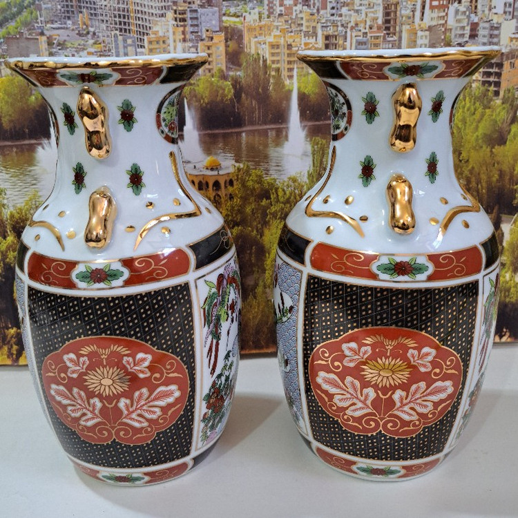 جفت گلدان مدل خمره ای طلاکوب طرح کالسکه مدل طاووس قرمز و سبز رنگ ست دکوری موجوده مناسب جهیزیه و دکور کنسول