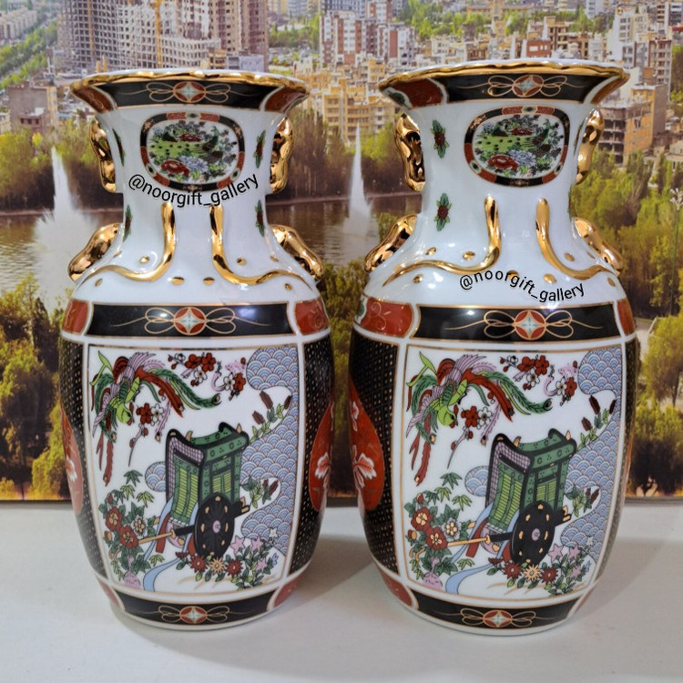 جفت گلدان مدل خمره ای طلاکوب طرح کالسکه مدل طاووس قرمز و سبز رنگ ست دکوری موجوده مناسب جهیزیه و دکور کنسول