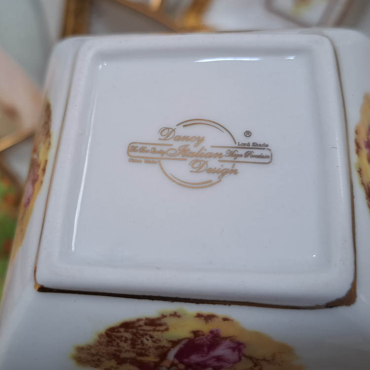 سرویس 7پارچه دنسی خارجی اصل طلاکوب و شاینی یک کاسه آجیل با 6 پیاله مدل مربعی ارسال پسکرایه