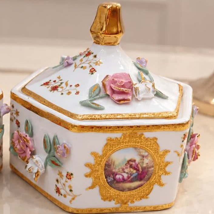 شکلات خوری گلبرجسته مدل لیلی و مجنون طلاکوب وارداتی مارک مبروکا مناسب جهاز و کادویی گزخوری یا شکلاتخوری