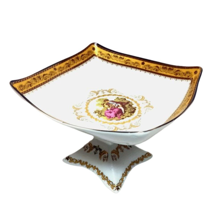 آجیلخوری پایهدار چینی پردیس کاشان مدل لیلی و مجنون فرم مربع مناسب شکلاتخوری و انارخوری ابعاد 22×22×14 سانتیمتر شستشو با دست همراه با جعبه