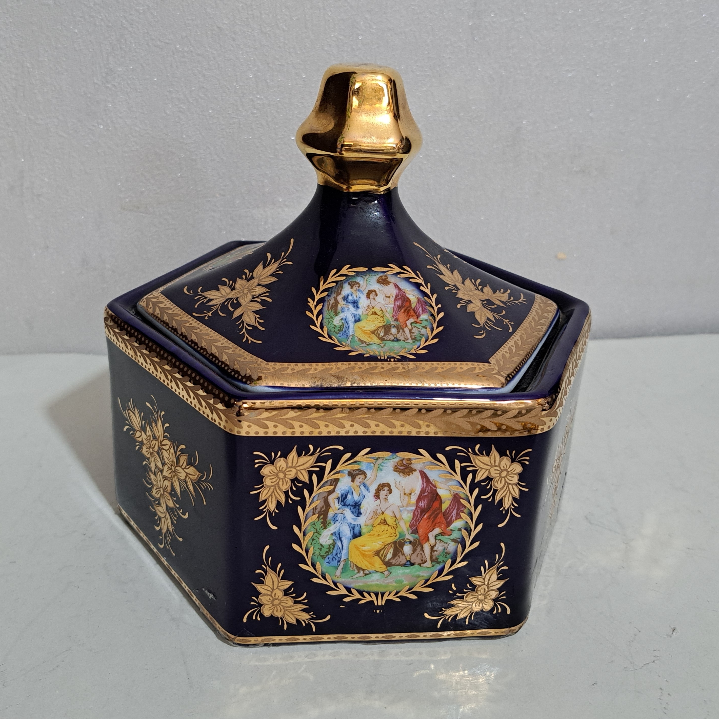 شکلات خوری درب دار  چینی طرح سه لیلی سورمه ای طلاکوب خاص ارسال پسکرایه