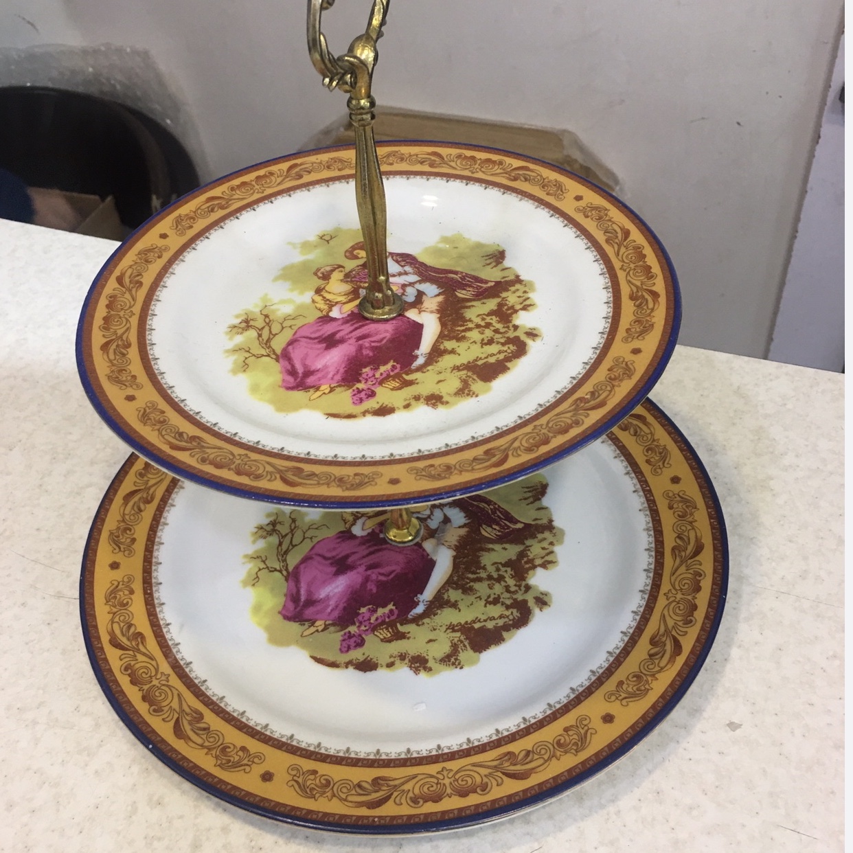 شیرینی خوری لیلی و مجنون دو طبقه در دو طرح گرد ومربعی